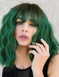 Peluca ondulada suelta verde con flequillo postizo de cosplay sintético para un estilo vibrante hasta los hombros y disfraces coloridos